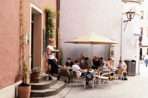 Café Lila - Terrasse mit Stühlen